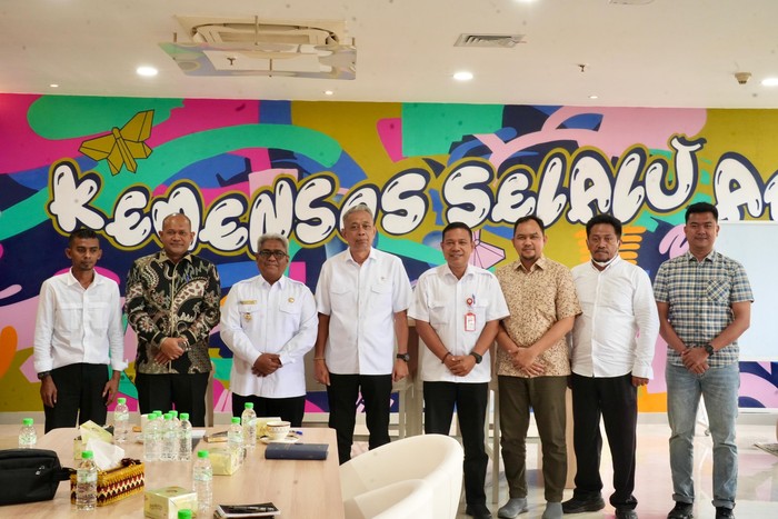 Penjabat (Pj) Bupati Aceh Utara, Mahyuzar, menyampaikan terima kasih kepada Kementerian Sosial RI atas bantuan yang diberikan kapada 3 (tiga) kakak-adik korban kebakaran di Dusun Alue Mane.