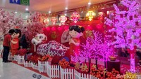 Pantauan detikJatim menunjukkan, pameran pernak-pernik Imlek tersebar di lantai dasar dan lantai 4 Pasar Atom. Banyak warga Tionghoa antusias membeli angpau, lampion, hingga aksesori untuk menyambut perayaan Imlek.