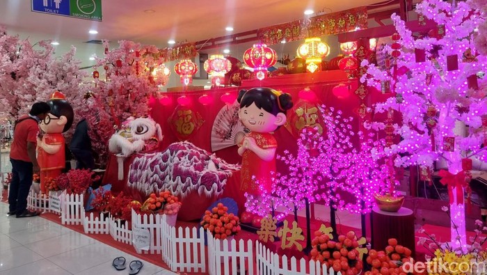 Penjual pernak-pernik Imlek di Pasar Atom Surabaya