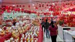 Geliat Penjualan Pernak-pernik Imlek di Pasar Atom Surabaya