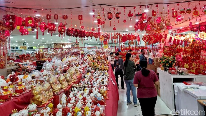 Penjual pernak-pernik Imlek di Pasar Atom Surabaya