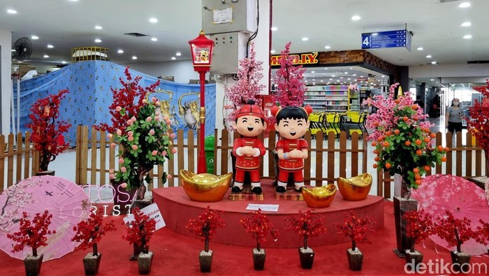 Penjual pernak-pernik Imlek di Pasar Atom Surabaya Penjual pernak-pernik Imlek di Pasar Atom Surabaya