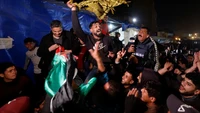 Meskipun baru diumumkan, perayaan kebahagiaan sudah berlangsung di Gaza. Kerumunan orang berpelukan dan berfoto untuk menandai pengumuman tersebut. Foto: Mohammed Salem/Reuters