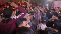 Kerumunan warga Palestina bersorak dan berpelukan saat berita gencatan senjata dan kesepakatan pembebasan tawanan telah dicapai antara Israel dan Hamas. Foto: Bashar Taleb/AFP
