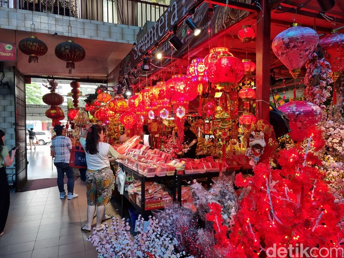 Pernak-pernik Imlek di Pasar Atom Surabaya