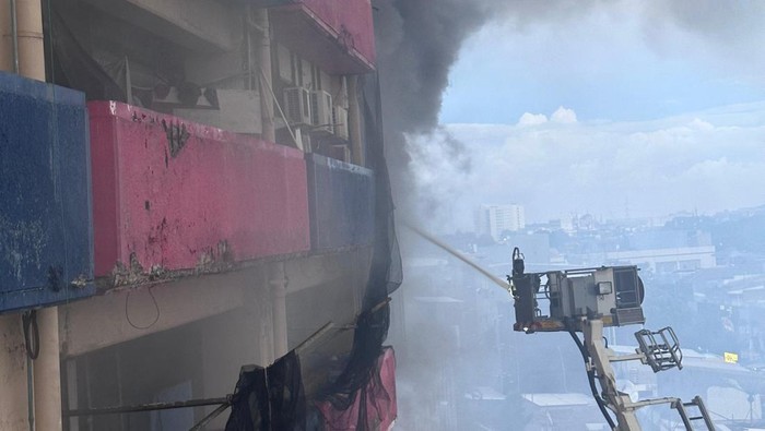 Petugas damkar masih mencari orang yang dilaporkan hilang saat kebakaran Glodok Plaza. Salah satu lantai yang disisir ialah lantai 8. Begini penampakannya. (dok Damkar Jakbar)