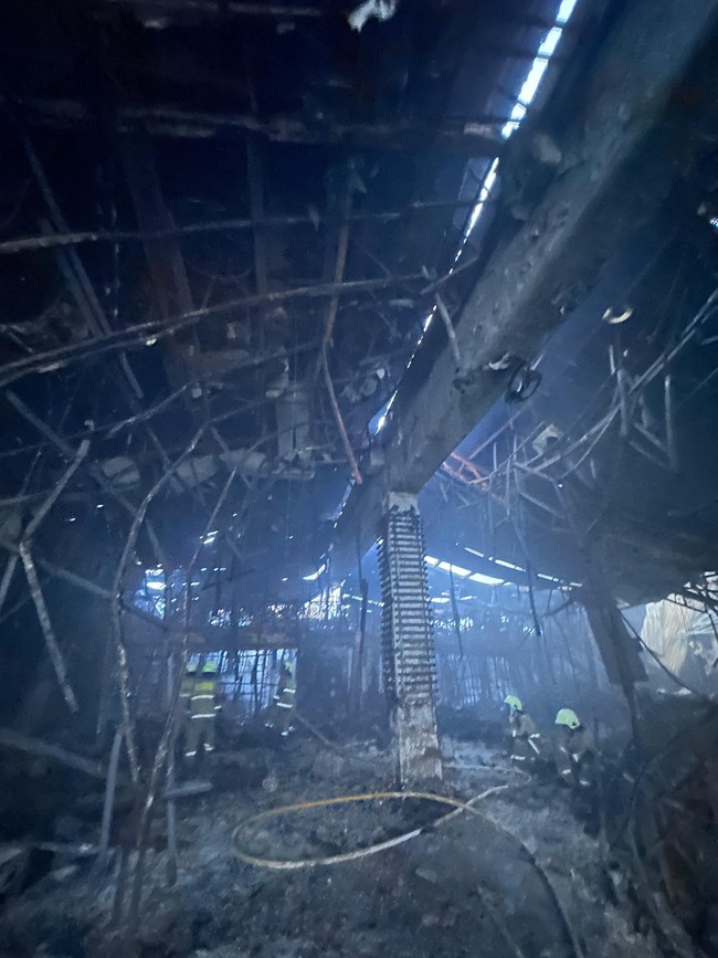 Perjuangan Tanpa Henti Petugas Damkar Cari Korban Kebakaran Glodok Plaza