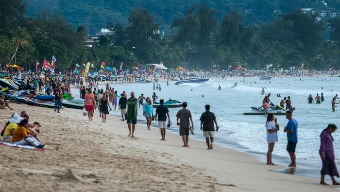 Tourists gather at Patong beach in Phuket, Thailand, November 22, 2024. REUTERS/Napat Wesshasartar