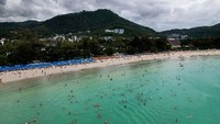 Setiap hari, sekitar 1.100 ton sampah yang dikumpulkan dari kota-kota di seluruh Phuket dikirim ke satu-satunya tempat pembuangan sampah yang terletak di pantai Timur pulau dekat daerah Sapan Hin. Dari jumlah tersebut, 700 ton dibakar, kapasitas maksimum satu-satunya insinerator tempat pembuangan sampah, sementara sisanya terus dibuang secara bertahap.
