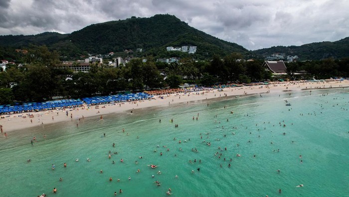 Phuket Thailand Berjuang Lawan Krisis Sampah demi Pariwisata Berkelanjutan Tourists gather at Patong beach in Phuket, Thailand, November 22, 2024. REUTERS/Napat Wesshasartar