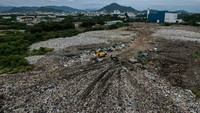 Sementara itu, insinerator kedua tengah dibangun, yang diperkirakan rampung pada akhir 2026 atau awal 2027, dengan kapasitas harian 500 ton.