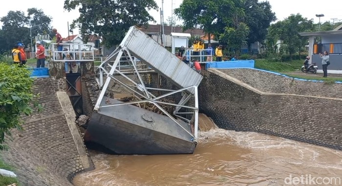Pintu air Dam Kelep di Kota Probolinggo jebol