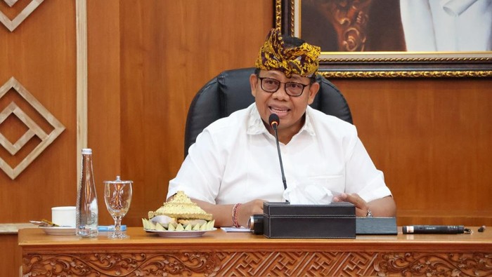 Pj Gubernur Bali Sang Made Mahendra Jaya saat memimpin rapat koordinasi di Rumah Jabatan Gubernur Bali Jayasabha, Kamis (16/1/2025). (Dok. Humas Pemprov Bali)