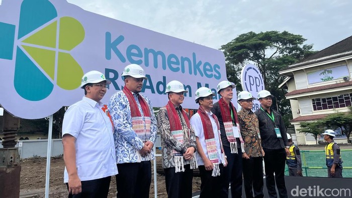 Pj Gubsu Agus Fatoni (tiga dari kiri) saat hadiri Groundbreaking Pusat Kanker di Rumah Sakit Adam Malik, Kamis (16/1/2025).