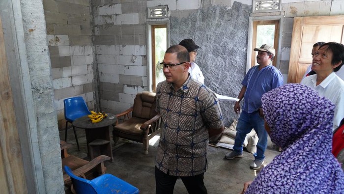 Pj Wali Kota Batu Aries Agung Paewai meninjau proses renovasi rumah tidak layak huni