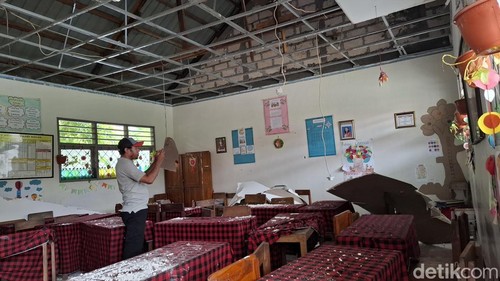 Plafon di SDI Oesapa, Kecamatan Kelapa Lima, Kota Kupang, NTT, Kamis (16/1/2025). (Yufengki Bria/detikBali).