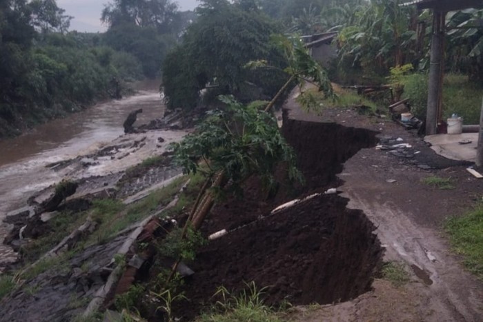 Plengsengan Sungai Kembeng Pasuruan ambrol