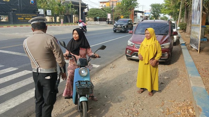 Polisi di Probolinggo melarang penggunaan sepeda listrik di jalan raya