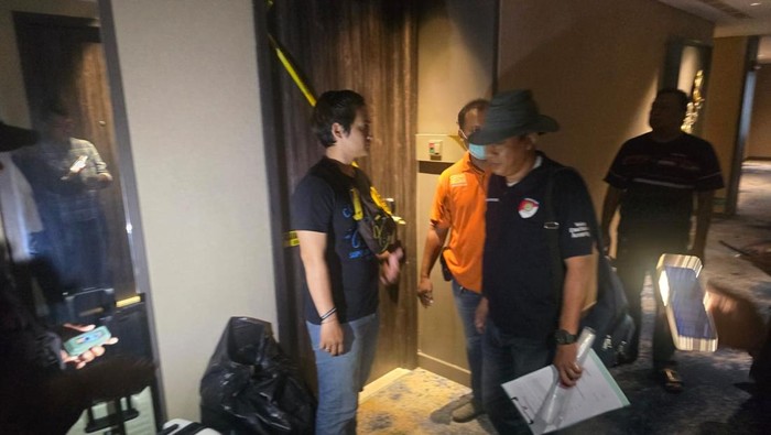 Polisi melakukan pemeriksaan hotel TKP pembunuhan di Jalan Tunjungan, Surabaya.