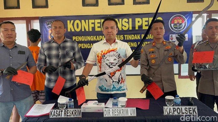 Polisi menunjukkan barang bukti dari geng motor