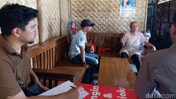Polisi saat melakukan pemeriksaan korban pencurian di Pangandaran