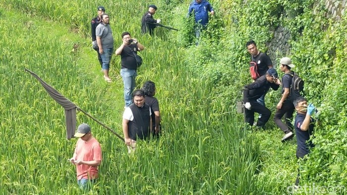 Polisi saat melakukan pencarian pistol milik adik yang menyerang kakak kandungnya.