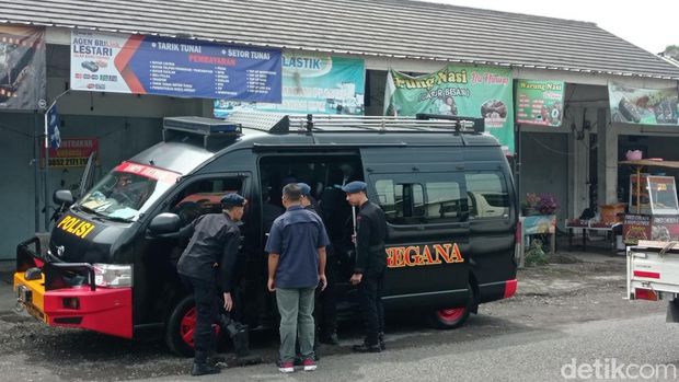 Polisi saat melakukan pencarian pistol milik adik yang menyerang kakak kandungnya.