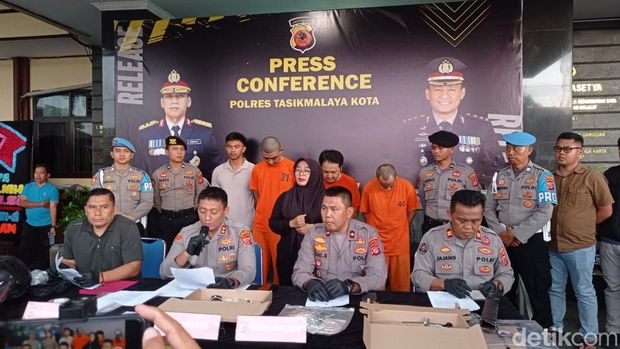Polisi saat menggelar konferensi pers perusakan rumah pakai pistol di Tasikmalaya