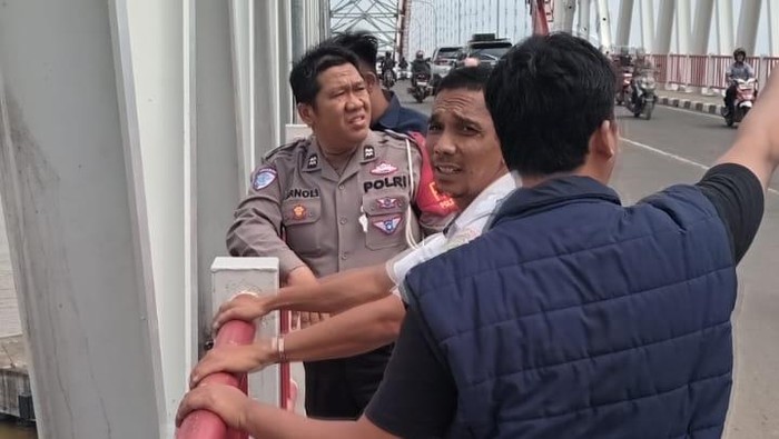 Polsek Ilir Barat II Palembang mengecek TKP kabel Jembatan Musi VI yang hilang.