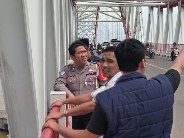 Polsek Ilir Barat II Palembang mengecek TKP kabel Jembatan Musi VI yang hilang.