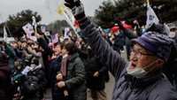 Korea Selatan sedang bergulat dengan krisis politik terburuknya dalam beberapa dekade, yang dipicu oleh upaya singkat Yoon untuk memberlakukan darurat militer pada 3 Desember yang ditolak oleh parlemen.  