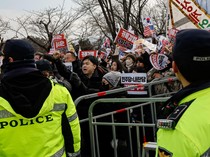 Potret Pendukung Yoon Suk Yeol Unjuk Rasa di Luar Pusat Penahanan