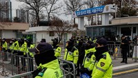 Polisi berjaga di luar Pusat Penahanan Seoul tempat Presiden Korea Selatan yang dimakzulkan Yoon Suk Yeol ditahan, sementara unjuk rasa Pro-Yoon berlangsung di luar, di Uiwang, Korea Selatan.  