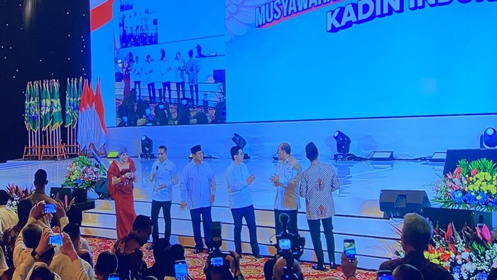 Prabowo nyanyi O Ulate bareng Anindya Bakrie dan Arsjad Rasjid di Munas Kadin (Firda/detikcom)