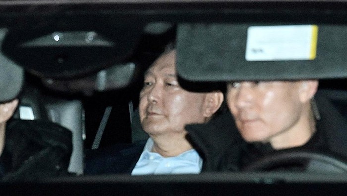 Presiden Korea Selatan Yoon Suk Yeol Jalani Pemeriksaan di Gwacheon A motorcade carrying South Korea's impeached President Yoon Suk Yeol leaves for Seoul Detention Center at the Corruption Investigation Office for High-ranking Officials (CIO) following his arrest, in Gwacheon, South Korea, January 15, 2025. Yonhap via REUTERS THIS IMAGE HAS BEEN SUPPLIED BY A THIRD PARTY. NO RESALES. NO ARCHIVES. SOUTH KOREA OUT. NO COMMERCIAL OR EDITORIAL SALES IN SOUTH KOREA. TPX IMAGES OF THE DAY