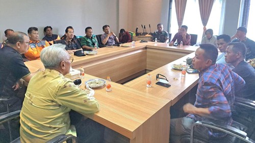 Rakor penanganan pengungsi Sumba, NTT, di ruang kerja Wakil Bupati Bima, Kamis, (16/1/2025).