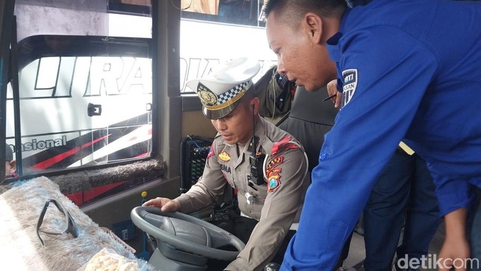 Ramp check bus pariwisata di Kota Batu
