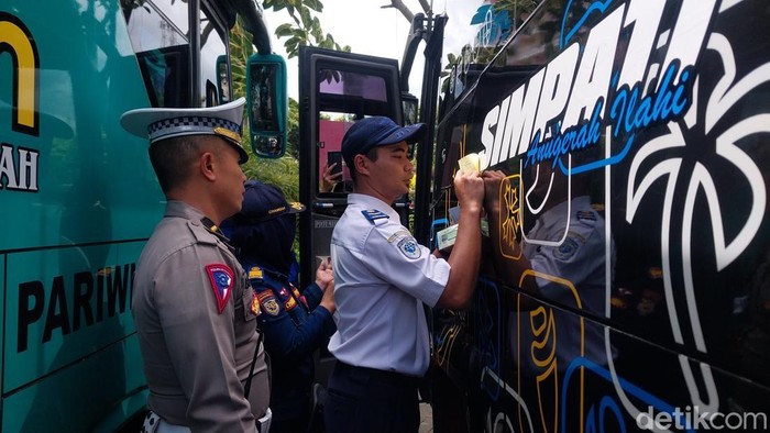 Ramp check bus pariwisata di Kota Batu