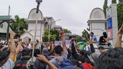 Ratusan nelayan dari Lombok Timur berdemonstrasi di Kantor DPRD NTB, Kamis siang (16/1/2025). (Ahmad Viqi/detikBali)