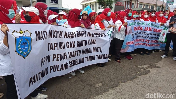 Ratusan tenaga kesehatan dan non tenaga kesehatan melakukan aksi demontrasi di depan kantor Bupati Pandeglang.
