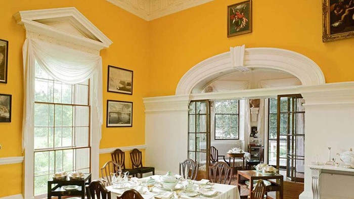 Ruangan dengan cat dinding kuning