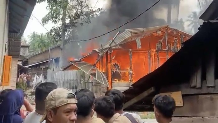 Rumah warga terbakar di Pasaman, Sumbar. Seorang balita tewas. (Dok Damkar Pasaman)