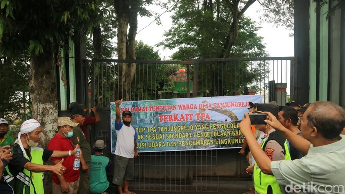 Warga ketika menutup TPA Tanjungrejo, Kudus, karena dianggap overkapasitas dan mencemari lingkungan, Kamis (16/1/2025).