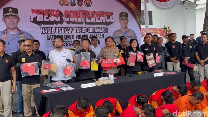 Sejumlah pelaku curanmor diamankan dihadirkan saat konferensi pers di Polrestabes Surabaya