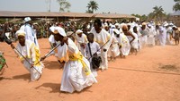 Voodoo adalah sistem kepercayaan kuno yang dipraktikkan oleh lebih dari 65 persen dari 7 juta orang Benin dan jutaan orang di Nigeria, Togo, dan Ghana, serta di Karibia, tempat ia berakar di antara orang Afrika yang diperbudak dan berkembang menjadi tradisi yang berbeda seperti Voodoo Haiti.