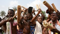 Tahun ini, pengunjung dapat mengagumi tontonan yang disebut penjaga malam - para pemain yang mengenakan pakaian jerami yang diwarnai dari ujung kepala hingga ujung kaki, yang berputar dan menari dalam ritual yang rumit. Gbogossi Tolete, seorang pendeta voodoo dari kota tetangga Grand Popo, mengatakan sistem kepercayaan itu tidak ada hubungannya dengan ilmu sihir atau menyakiti orang lain.