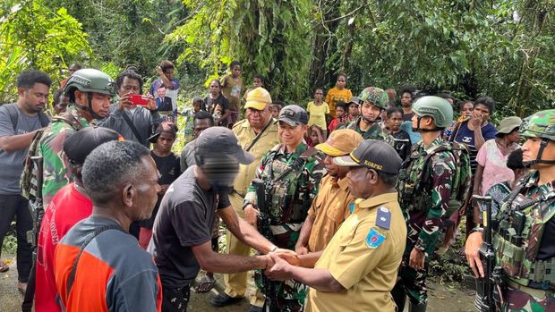 Seorang Wakil Pimpinan OPM Kodap IV/Sorong Raya berinisial HK menyerahkan diri ke pihak TNI di Maybrat. Dokumen Istimewa