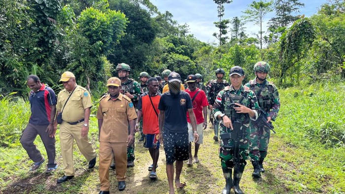 Seorang Wakil Pimpinan OPM Kodap IV/Sorong Raya berinisial HK menyerahkan diri ke pihak TNI di Maybrat. Dokumen Istimewa