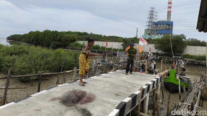 Shaeri dan istrinya sedang membereskan jaring selepas menangkap ikan di Dermaga Jalan Kerang, Desa Waruduwur, Kecamatan Mundu, Kabupaten Cirebon