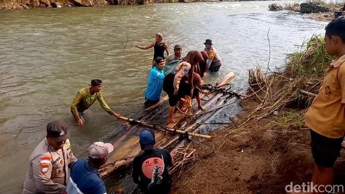 Siswa di Jember ke sekolah naik perahu karena jembatan rusak Siswa di Jember ke sekolah naik perahu karena jembatan rusak